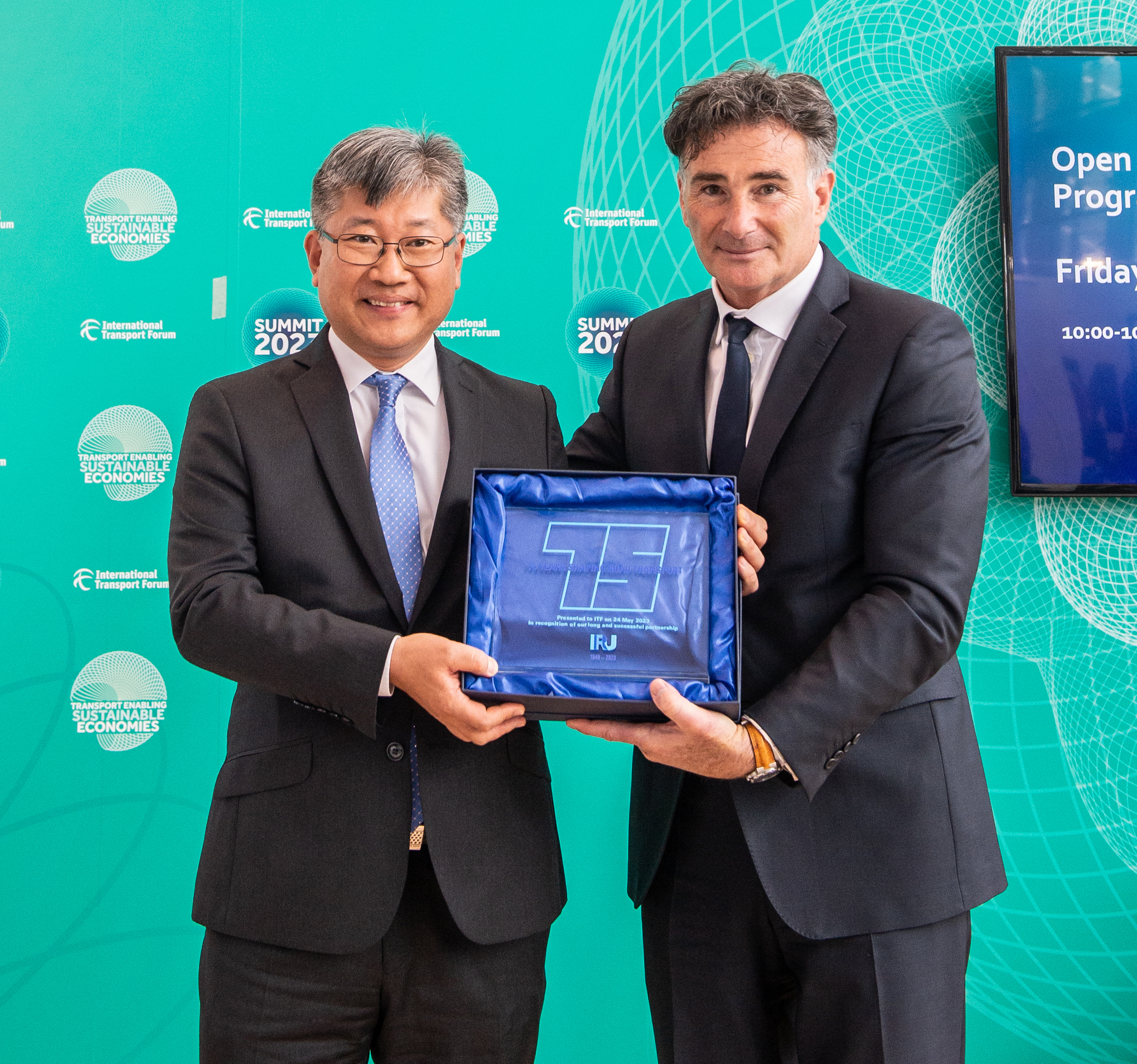 Umberto de Pretto presented ITF Secretary General Young Tae Kim with a special plaque to commemorate IRU&rsquo;s decades-long partnership with ITF