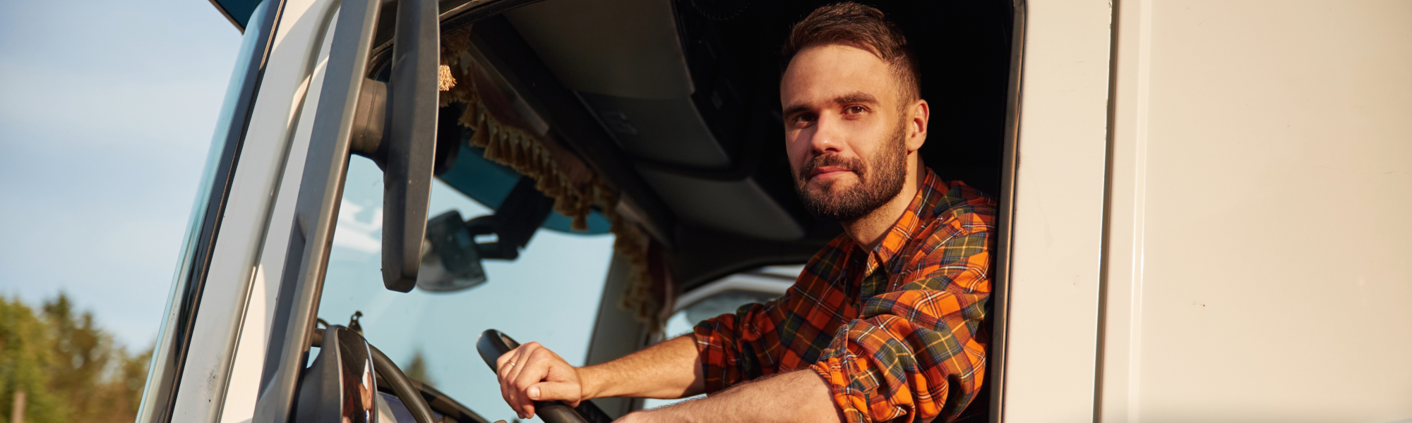 The key distinction between young bus and truck drivers and private car drivers lies in the professional nature of their activity. In letters addressed to Council and Parliament negotiators, IRU has challenged the misconceptions underpinning the minimum driving age debate during the Driving Licence Directive revision.